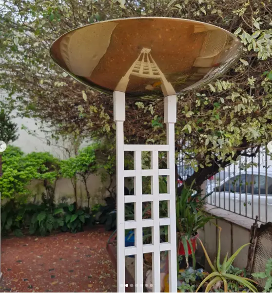 Foto de um(a) Luminária de piso estilo Torchiere pós-moderna dos anos 1980 - designer Robert Sonneman, da categoria de Luminárias de chão. Esta é uma Luminária de piso estilo Torchiere pós-moderna dos anos 1980, desenhada pelo renomado designer Robert Sonneman... Mostrado de uma perspectiva diferente. Vendido no marketplace Trésors.