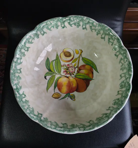 Foto de um(a) Saladeira / Fruteira Vintage em Cerâmica Italiana Himark - Estampa Pêssegos, da categoria de Travessas e tigelas. Maravilhosa saladeira (ou fruteira de mesa) vintage, legítima importada da Itália e produzida exclusivamente para a grife de... Mostrado de uma perspectiva diferente. Vendido no marketplace Trésors.