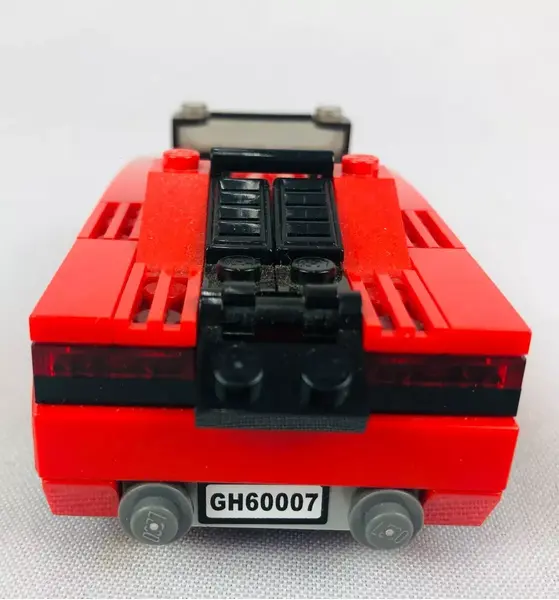 Foto de um(a) Miniatura Carro Lego 2004, da categoria de Carros e caminhões de brinquedo. MINIATURA CARRO GH60007 LEGO 2004 VERMELHO COM MINI BONECO LEGO NO INTERIOR DO CARRO, MEDE 3A X 11C X 5L. FALTA UMA PEÇA NA... Mostrado de uma perspectiva diferente. Vendido no marketplace Trésors.