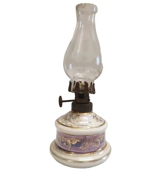 Foto de um(a) Lampião de Mesa em Porcelana e Vidro, Década de 1940, da categoria de Abajures. Lampião de mesa em porcelana policromada e iridescente com motivo floral e filetes tudo em ouro, manga em vidro translúcido,... Vendido no marketplace Trésors.