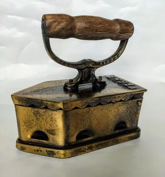 Foto de um(a) Ferro Anos 30, da categoria de Outros colecionáveis. Ferro de passar com banho de latão oxidado com cabo em madeira original, década de 1930 marca fama, indústria brasileira A:... Mostrado de uma perspectiva diferente. Vendido no marketplace Trésors.