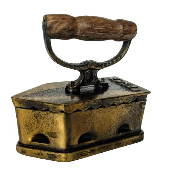 Foto de um(a) Ferro Anos 30, da categoria de Outros colecionáveis. Ferro de passar com banho de latão oxidado com cabo em madeira original, década de 1930 marca fama, indústria brasileira A:... Vendido no marketplace Trésors.