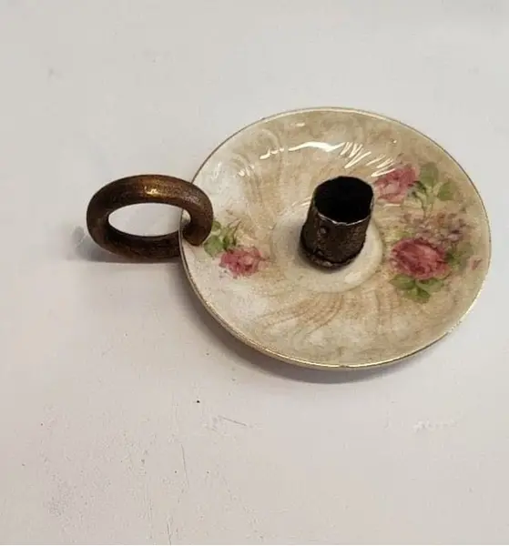 Foto de um(a) Palmatória em Porcelana Holandesa, da categoria de Castiçais. Palmatória de porcelana holandesa: releitura de um pires de cafezinho triste e solitário, agora com uma nova função! Peça... Mostrado de uma perspectiva diferente. Vendido no marketplace Trésors.