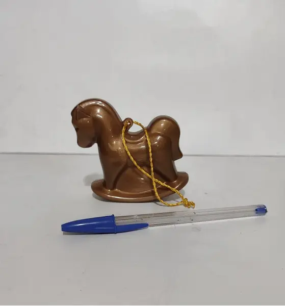 Foto de um(a) Seis Cavalinhos em Acrílico para Pendurar, da categoria de Outros objetos decorativos. Seis cavalinhos de balanço em acrílico dourado que podem ser abertos para usar, com fitilho dourado para pendurar. A: 8,5... Mostrado de uma perspectiva diferente. Vendido no marketplace Trésors.
