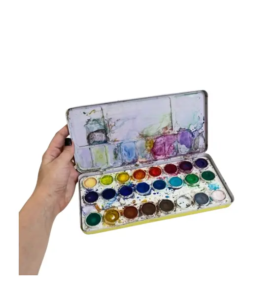 Foto de um(a) ​Antigo estojo de aquarela com 24 cores da marca Guitar - anos 60/70, da categoria de Outros colecionáveis. Antigo estojo de aquarela com 24 cores da marca Guitar, da década de 60/70. Marcas do tempo e uso como nas fotos. Vendido no marketplace Trésors.