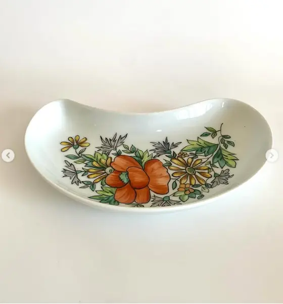 Foto de um(a) Petisqueira em porcelana, da categoria de Travessas e tigelas. Petisqueira formato meia lua pintada à mão 1973 - Porcelana Shmidt Mede: 21x11cm. Mostrado de uma perspectiva diferente. Vendido no marketplace Trésors.