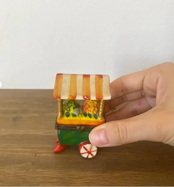 Foto de um(a) Pequena caixa porta comprimido formato carrinho de feira, da categoria de Porta-Jóias. Porta comprimido carrinho de feira Mede: 7,5 x 3,5cm. Mostrado de uma perspectiva diferente. Vendido no marketplace Trésors.