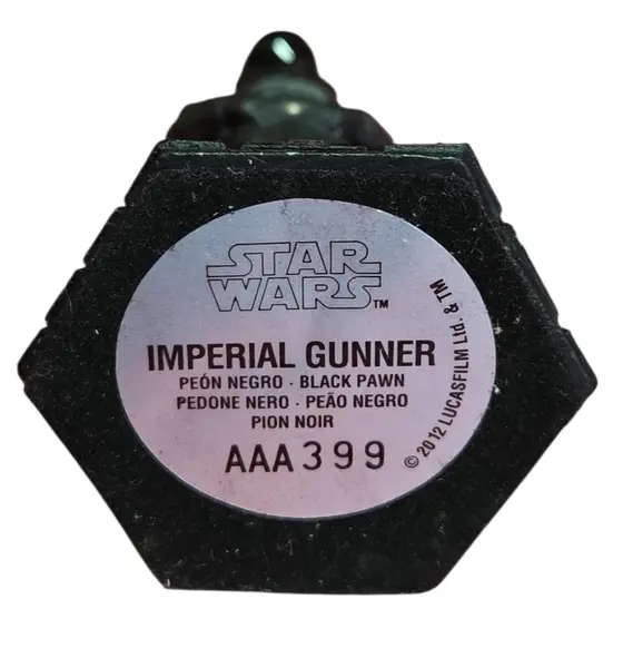 Foto de um(a) Estátua Articulada Star Wars Imperial Gunner - Peça de Xadrez Colecionável (Peão Preto) - Pintado à Mão, da categoria de Figuras de ação. Adicione uma peça de precisão e autoridade imperial à sua coleção com esta estátua do Imperial Gunner. Esta figura detalhada... Mostrado de uma perspectiva diferente. Vendido no marketplace Trésors.