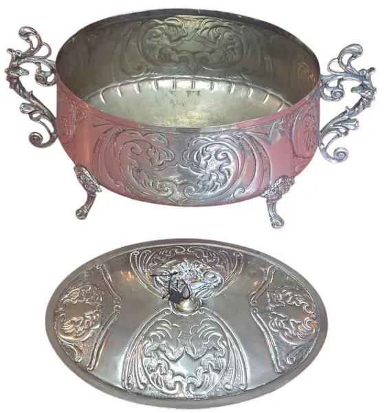 Foto de um(a) Antiga Terrina Decorativa em Metal Prateado, da categoria de Cachepot. Elegante recipiente oval com tampa, ricamente adornado com motivos florais e volutas em relevo. Uma peça de destaque para... Mostrado de uma perspectiva diferente. Vendido no marketplace Trésors.