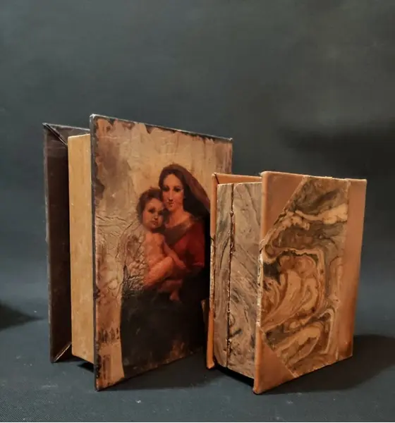 Foto de um(a) Livros Caixas Madona 80'S, da categoria de Cestos e Caixas. Caixa livro madona em madeira, década de 1990 h: 20 cm l: 15,5 cm p: 7 cm caixa livro book em madeira, década de 1980. Abre... Mostrado de uma perspectiva diferente. Vendido no marketplace Trésors.