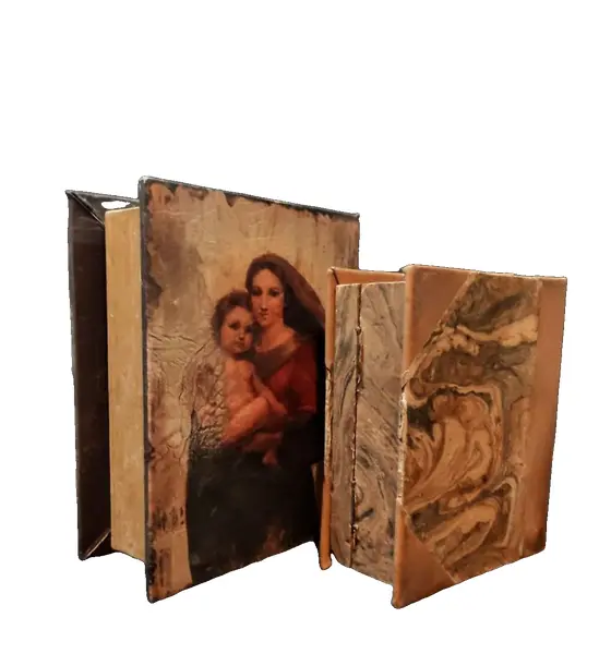 Foto de um(a) Livros Caixas Madona 80'S, da categoria de Cestos e Caixas. Caixa livro madona em madeira, década de 1990 h: 20 cm l: 15,5 cm p: 7 cm caixa livro book em madeira, década de 1980. Abre... Vendido no marketplace Trésors.