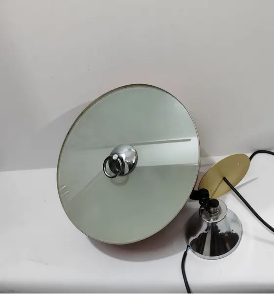 Foto de um(a) Luminária Orange Anos 50, da categoria de Pendentes. Luminária de teto na cor laranja com parte interna com vidro fosco e suporte para regular a altura, década de 1950.A: 18 cm... Mostrado de uma perspectiva diferente. Vendido no marketplace Trésors.