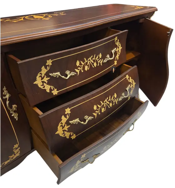 Foto de um(a) Balcão Buffet Bombê Antigo em Madeira Nobre com Marchetaria e Bronze, da categoria de Aparadores e Buffet. Excepcional Balcão Buffet Bombê com Rica Marchetaria e Bronze Uma obra-prima do mobiliário clássico, este balcão buffet une... Mostrado de uma perspectiva diferente. Vendido no marketplace Trésors.