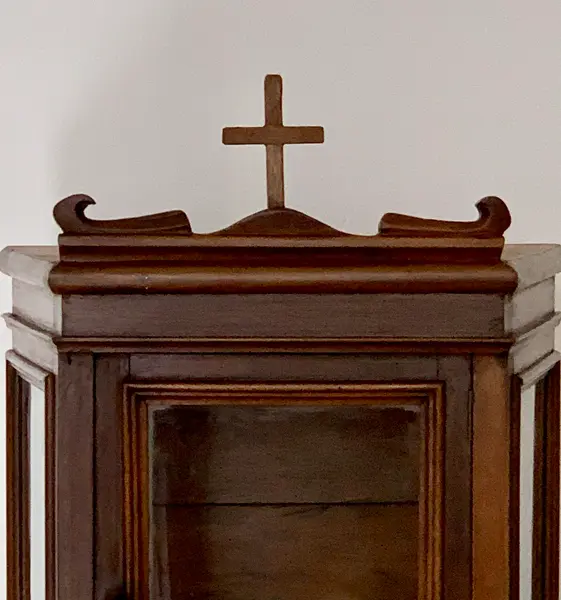 Foto de um(a) Antigo oratório em cedro, da categoria de Objetos religiosos e espirituais. Antigo oratório em cedro, muito bem conservado, porta em vidro e puxador, laterais também em vidro, área interna 24cm de... Mostrado de uma perspectiva diferente. Vendido no marketplace Trésors.