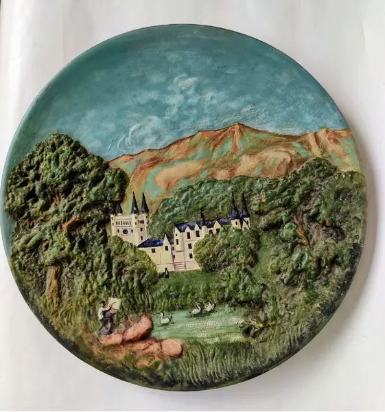 Foto de um(a) Prato de Parede Alemão Anos 70, da categoria de Pratos Decorativos. Prato de parede em terracota policromada e em relevo, década de 1970, procedência alemã motivo: cena de paisagem D: 34,5cm... Mostrado de uma perspectiva diferente. Vendido no marketplace Trésors.