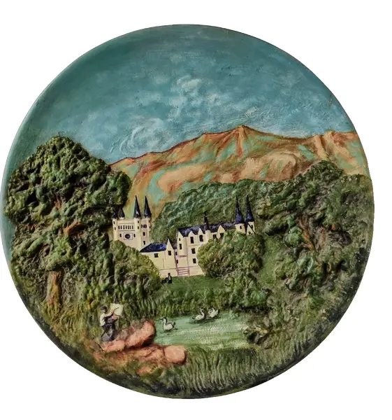 Foto de um(a) Prato de Parede Alemão Anos 70, da categoria de Pratos Decorativos. Prato de parede em terracota policromada e em relevo, década de 1970, procedência alemã motivo: cena de paisagem D: 34,5cm... Vendido no marketplace Trésors.