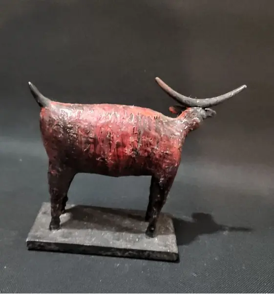 Foto de um(a) Escultura Ankole-Watusi 90'S, da categoria de Escultura. Escultura artesanal de uma das espécies mais antigas e com chifres mais longos, o ankole-watusi. Em resina com pátina... Mostrado de uma perspectiva diferente. Vendido no marketplace Trésors.