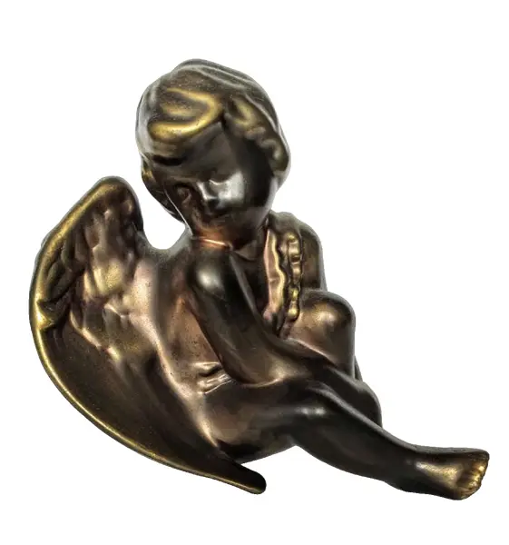 Foto de um(a) Anjo Dourado anos 80, da categoria de Modelos e estatuetas. Anjo em cerâmica revestido com pátina dourada oxidada, década de 1989. A: 16cm L: 13cm P: 18cm Peso: 440g. Vendido no marketplace Trésors.