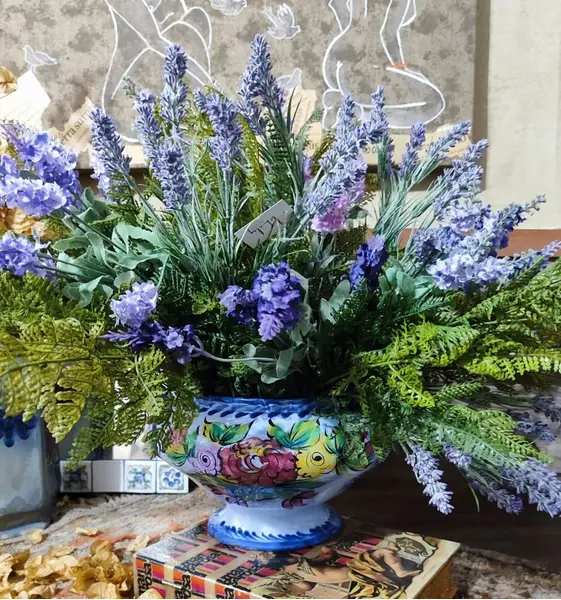 Foto de um(a) Sopeira Portuguesa Alcobaça, Faiança Pintada a Mão, da categoria de Terrinas de sopa. Sopeira portuguesa da cidade de alcobaça, faiança pintada a mão com o clássico motivo floral e arabescos. Não acompanha a... Mostrado de uma perspectiva diferente. Vendido no marketplace Trésors.