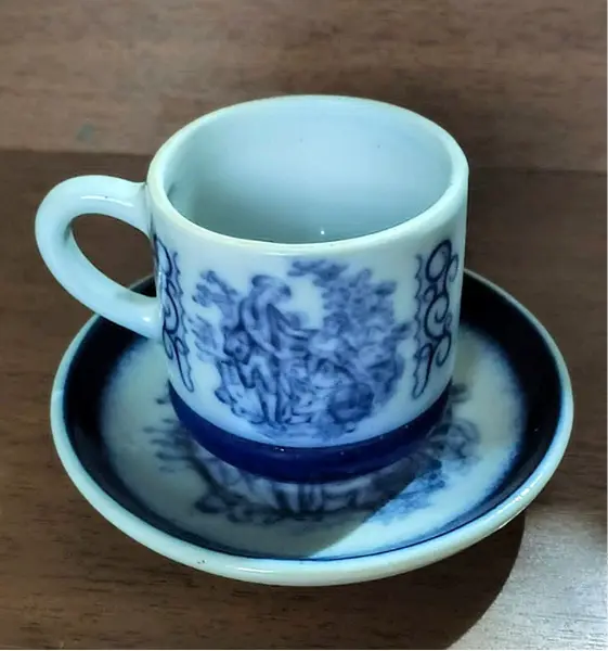Foto de um(a) Conjunto Monte Sião anos 70, da categoria de Xícaras. Xícara em porcelana com cena galante na cor azul cobalto dos anos de 1970. Porcelana monte sião minas gerais A da xícara: 8... Mostrado de uma perspectiva diferente. Vendido no marketplace Trésors.