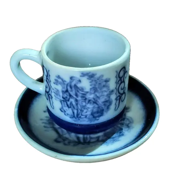 Foto de um(a) Conjunto Monte Sião anos 70, da categoria de Xícaras. Xícara em porcelana com cena galante na cor azul cobalto dos anos de 1970. Porcelana monte sião minas gerais A da xícara: 8... Vendido no marketplace Trésors.