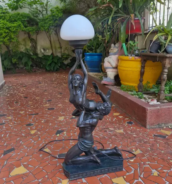Foto de um(a) ​Luminária de mesa escultórica em estilo Art Déco, da categoria de Abajures. Luminária de mesa escultórica em estilo Art Déco, feita em liga metálica comumente conhecida como petit-bronze. Composição... Mostrado de uma perspectiva diferente. Vendido no marketplace Trésors.