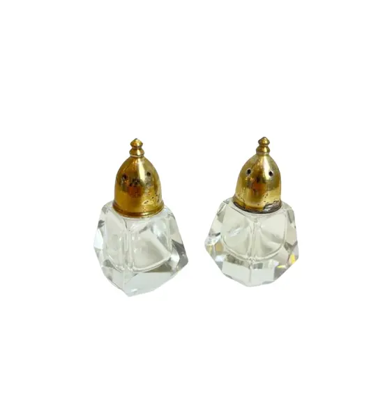 Foto de um(a) Saleiro e pimenteiro em cristal e metal, da categoria de Saleiros e pimenteiros. Dupla de saleiro e pimenteiro em cristal e metal banhado. Marcas do tempo e uso no metal. Mínimos e quase imperceptíveis... Vendido no marketplace Trésors.