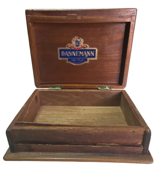 Foto de um(a) Antiga Caixa de Charutos Dannemann – São Félix, Bahia (Relíquia), da categoria de Caixas e estojos para charutos. Um item indispensável para colecionadores e apreciadores da cultura do tabaco. Esta caixa original da Companhia de Charutos... Mostrado de uma perspectiva diferente. Vendido no marketplace Trésors.