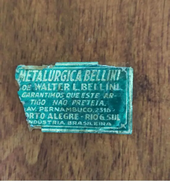 Foto de um(a) Porta Retrato Antimônio anos 40, da categoria de Porta retratos. Porta retrato em antimônio com banho de niquel, década de 1959 metalúrgica bellini, porto alegre-rs parte posterior em... Mostrado de uma perspectiva diferente. Vendido no marketplace Trésors.