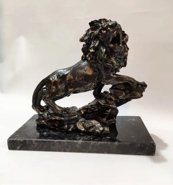Foto de um(a) Escultura Leão Resina Italiana Anos 2000, da categoria de Escultura. Leão de resina italiana com pátina bronze com um leve azinhavrado e base em granito, década de 2000 peça única pelo designer... Mostrado de uma perspectiva diferente. Vendido no marketplace Trésors.