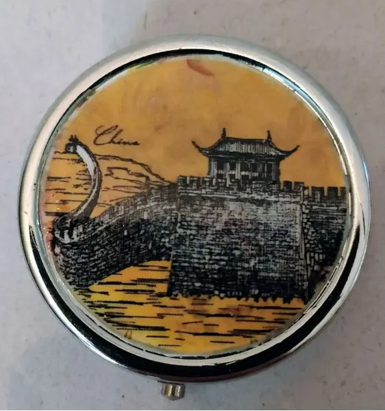 Foto de um(a) Mini Latinhas Monumentos do Mundo, da categoria de Organizadores. Latas customizadas e únicas em metal prateado, motivo monumentos do mundo: rio de janeiro, china, egito, moscou e austrália ... Mostrado de uma perspectiva diferente. Vendido no marketplace Trésors.