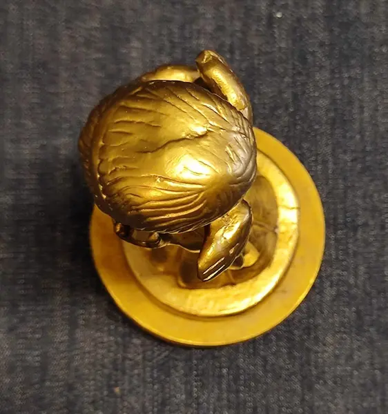 Foto de um(a) Pequeno Anjo em Resina Italiana, Década de 1980, da categoria de Modelos e estatuetas. Pequeno anjo em resina italiana com acabamento dourado, base em madeira, década de 1980 A: 15 cm L: 6 cm P: 3,5 cm Diâmetro... Mostrado de uma perspectiva diferente. Vendido no marketplace Trésors.