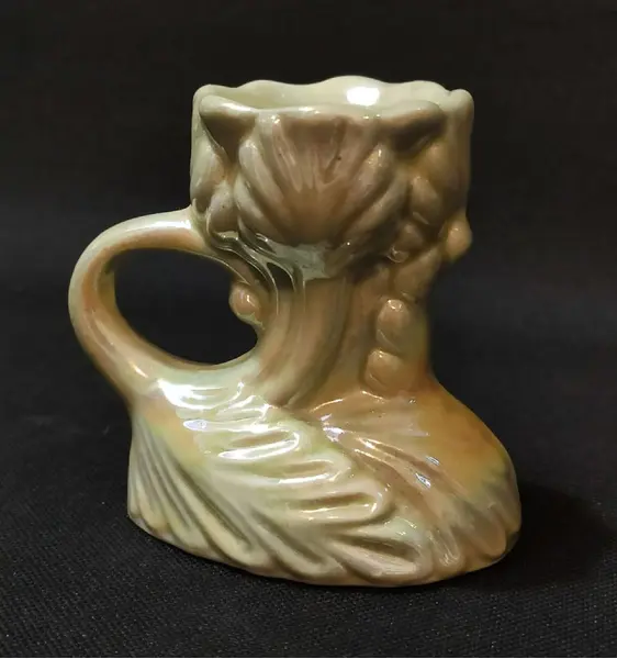 Foto de um(a) Palmatória Porcelana 40'S, da categoria de Castiçais. Palmatória em porcelana vitrificada na cor verde com arabescos em relevo, década de 1940.A: 7,5 cm / L: 8 cm / P: 5 cm peso:... Mostrado de uma perspectiva diferente. Vendido no marketplace Trésors.