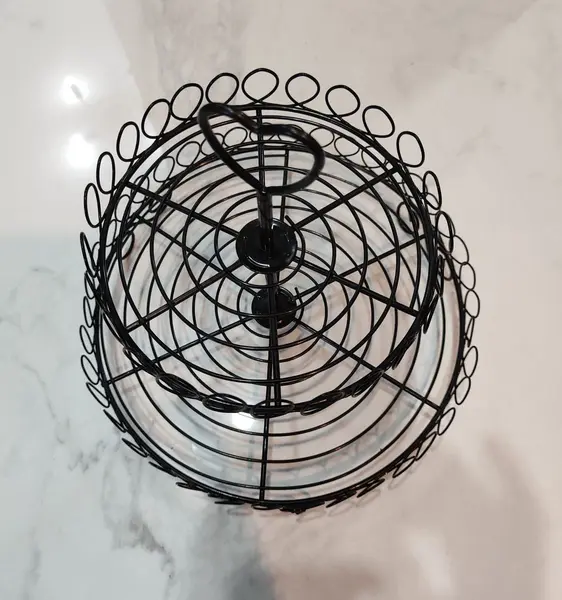 Foto de um(a) Fruteira em Aramado com Pintura Eletrostática, da categoria de Fruteiras. Fruteira em aramado com dois andares, pézinhos em "s" e pintura eletrostática na cor preta. Útil e funcional. A: 25 cm... Mostrado de uma perspectiva diferente. Vendido no marketplace Trésors.