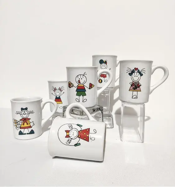 Foto de um(a) Canequinhas Garatujas, Anos 2000, da categoria de Canecas. Combo com seis canequinha em porcelana policromada com garatujas tendência nos anos 2000 e que ainda carrega o mesmo encanto... Mostrado de uma perspectiva diferente. Vendido no marketplace Trésors.