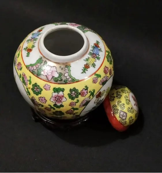 Foto de um(a) Potiche Chinês 90'S, da categoria de Garrafas, potes e jarros. Potiche chinês em porcela policromada com suporte em madeira entalhada e ebanizada, década de 1990.A: 14,5 cm / Diâmetro:... Mostrado de uma perspectiva diferente. Vendido no marketplace Trésors.
