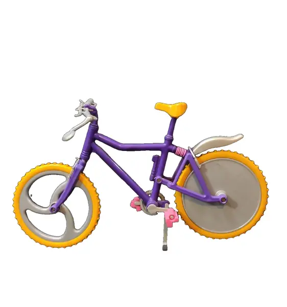 Foto de um(a) Mini Bicicleta Barbie Anos 90, da categoria de Móveis e miniaturas para bonecas. Miniatura de bicicleta em plástico com pneus em borracha amarela com garradeiras. Sem marca do fabricante, década de 1990,... Vendido no marketplace Trésors.