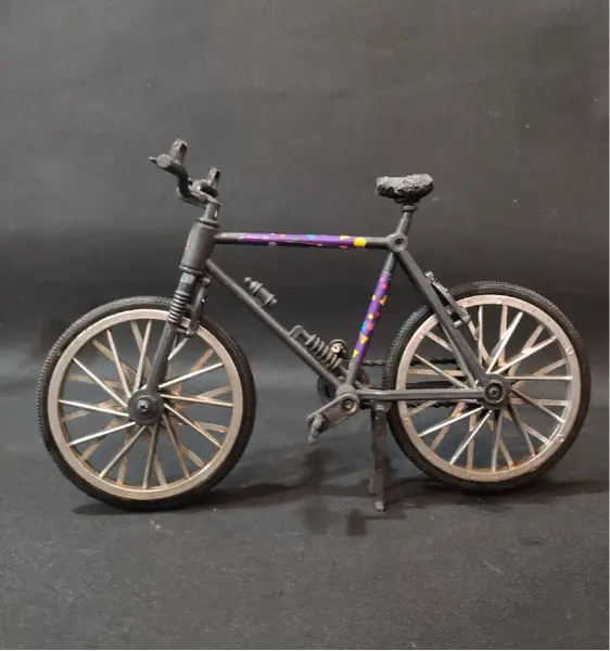 Foto de um(a) Mini Bicicleta anos 90, da categoria de Outros colecionáveis. Miniatura de bicicleta em plástico com pneus em borracha. Sem marca do fabricante, década de 1990 A: 16,5 cm L: 26,5 cm P:... Mostrado de uma perspectiva diferente. Vendido no marketplace Trésors.