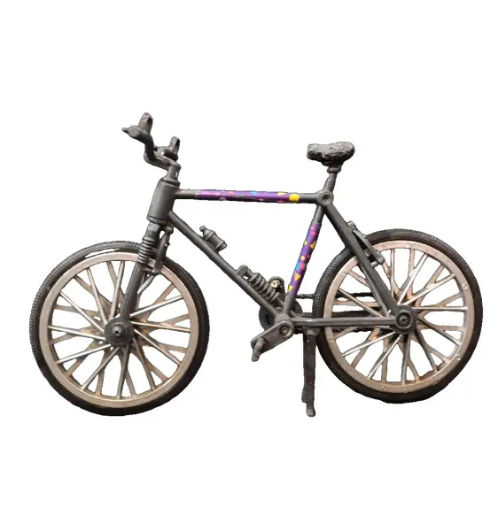Foto de um(a) Mini Bicicleta anos 90, da categoria de Outros colecionáveis. Miniatura de bicicleta em plástico com pneus em borracha. Sem marca do fabricante, década de 1990 A: 16,5 cm L: 26,5 cm P:... Vendido no marketplace Trésors.