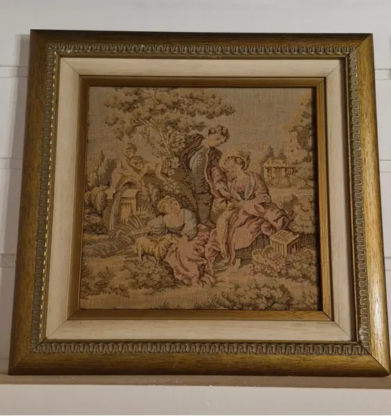 Foto de um(a) Conjunto de 3 quadros com cenas clássicas em Gobelin Francês, da categoria de Tapeçaria. Lindos quadros em tapeçaria gobelin francesa, ricos em detalhes, que são verdadeiras obras de arte feitas com fios. O... Mostrado de uma perspectiva diferente. Vendido no marketplace Trésors.