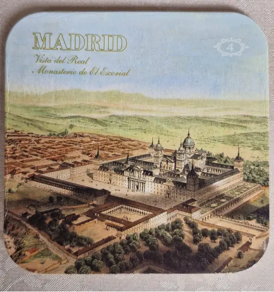 Foto de um(a) Conjunto de porta-copos fabricados na Espanha, da categoria de Porta-copos. Lindo conjunto com 6 porta-copos de madeira confeccionados em Barcelona, com fotos de pontos turísticos de Madri. Embalagem... Mostrado de uma perspectiva diferente. Vendido no marketplace Trésors.