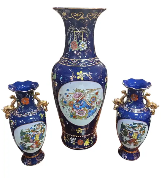 Foto de um(a) Trio de Vasos em Porcelana Azul Cobalto – Detalhes em Ouro e Cenas Orientais, da categoria de Vasos. Imponente conjunto decorativo (Garniture) composto por três vasos em porcelana de alta qualidade, apresentando um acabamento... Mostrado de uma perspectiva diferente. Vendido no marketplace Trésors.