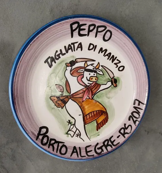 Foto de um(a) Prato Decorativo Peppo Cucina, Porto Alegre, 2017, da categoria de Pratos Decorativos. Prato em cerâmica com nome de restaurante da região sul do país. Peppo cucina, porto alegre, 2009 pintura à mão com design... Mostrado de uma perspectiva diferente. Vendido no marketplace Trésors.