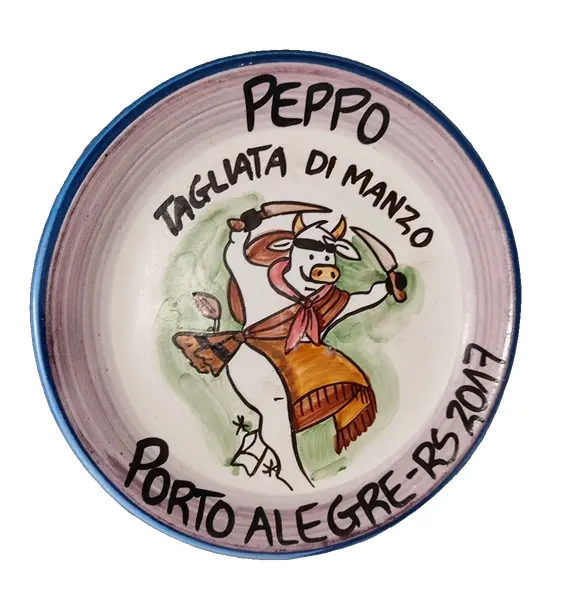 Foto de um(a) Prato Decorativo Peppo Cucina, Porto Alegre, 2017, da categoria de Pratos Decorativos. Prato em cerâmica com nome de restaurante da região sul do país. Peppo cucina, porto alegre, 2009 pintura à mão com design... Vendido no marketplace Trésors.