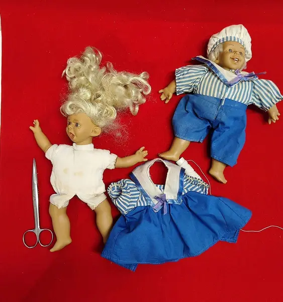 Foto de um(a) Casal Bonecas Caretinha, Expression Kids Vinil, Década de 1990, da categoria de Bonecas. Combo das bonecas expeession kids feitas em vinil, espuma e vestes em tecido. Expressões faciais engraçadas e de choro,... Mostrado de uma perspectiva diferente. Vendido no marketplace Trésors.