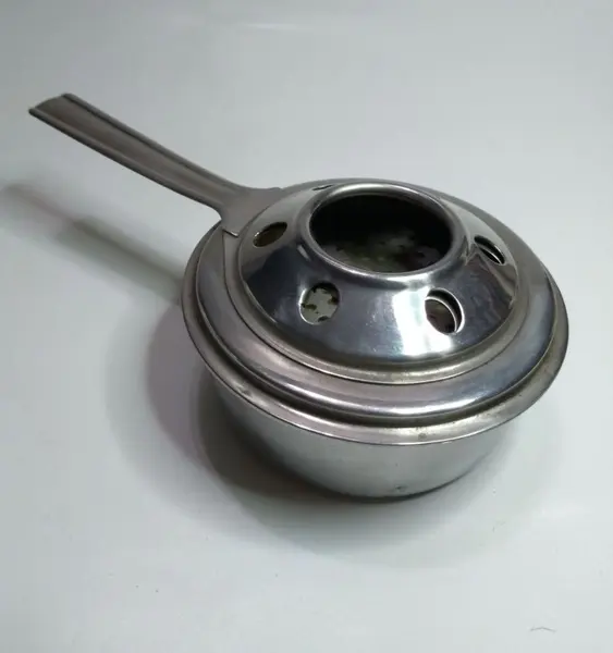 Foto de um(a) Panela de Fondue com Rechaud em Porcelana, da categoria de Panelas. Panela de fondue em inox e suporte em porcelana. A: 24cm / Diâmetro: 16cm. Mostrado de uma perspectiva diferente. Vendido no marketplace Trésors.