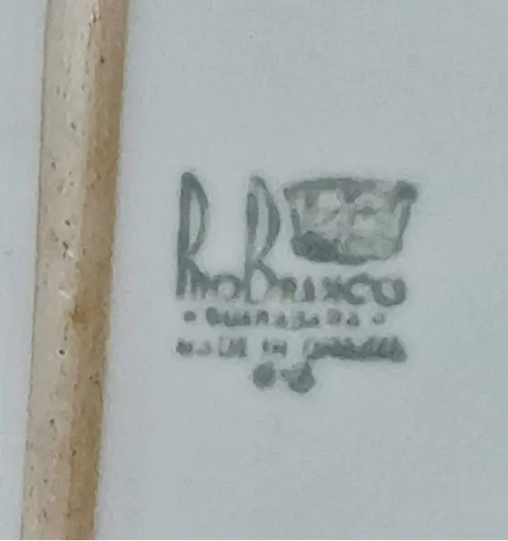 Foto de um(a) Prato Gaúcho Pilchado, Porcelana Rio Branco - Guanabara, Década de 1960, da categoria de Pratos Decorativos. Prato da porcelana rio branco - guanabara, 1960 com pintura de gaúcho pilchado, forma elíptica e acompanha o suporte de... Mostrado de uma perspectiva diferente. Vendido no marketplace Trésors.
