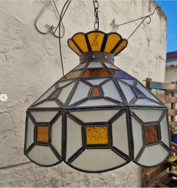 Foto de um(a) ​Lustre pendente antigo em estilo Tiffany, da categoria de Lustres. Lustre pendente antigo em estilo Tiffany, fabricado originalmente entre as décadas de 1960 e 1970.Ele se destaca por sua... Mostrado de uma perspectiva diferente. Vendido no marketplace Trésors.