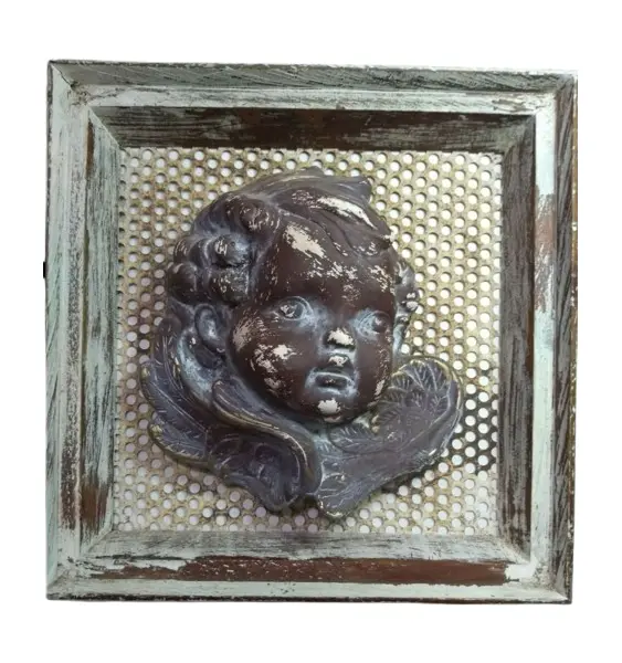 Foto de um(a) Anjo no Quadro, da categoria de Pinturas. Quadro motivo anjo com moldura em pátina provençal, moldura é uma peneira de medir pedriscos. Peça única por marcelus ribas.... Vendido no marketplace Trésors.