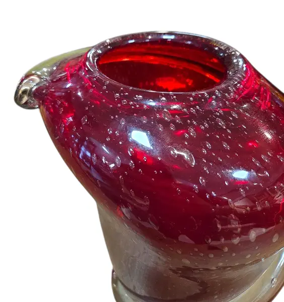 Foto de um(a) Vaso Murano Vermelho, da categoria de Vasos. Cada curva deste vaso conta uma história de fogo e sopro. Feito artesanalmente, este Murano carrega a alma da tradição... Mostrado de uma perspectiva diferente. Vendido no marketplace Trésors.